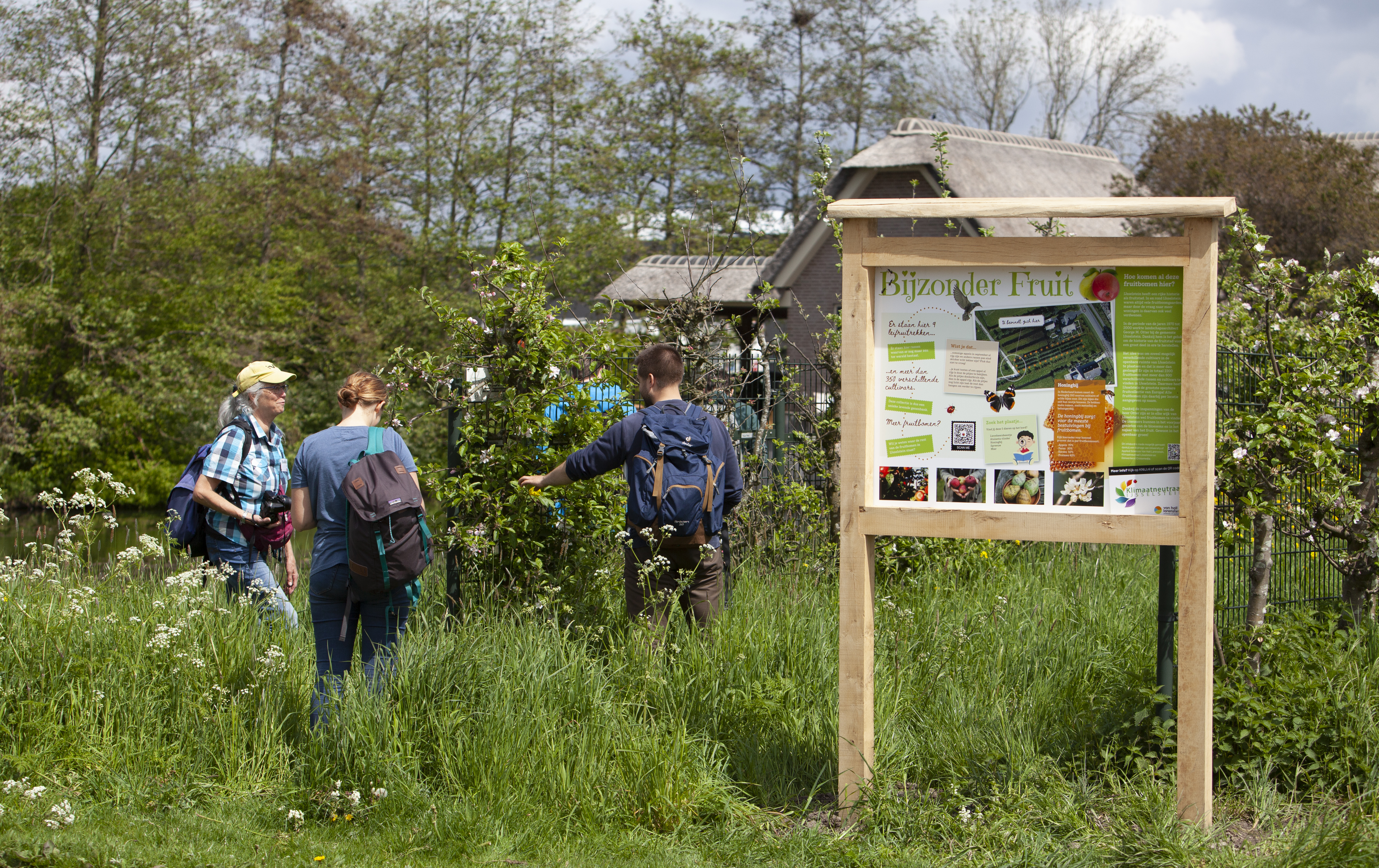 Fotograaf Gerrie_Abel fruitexperts en studenten inventariseren biodiversiteit leifruitrekken IJstein