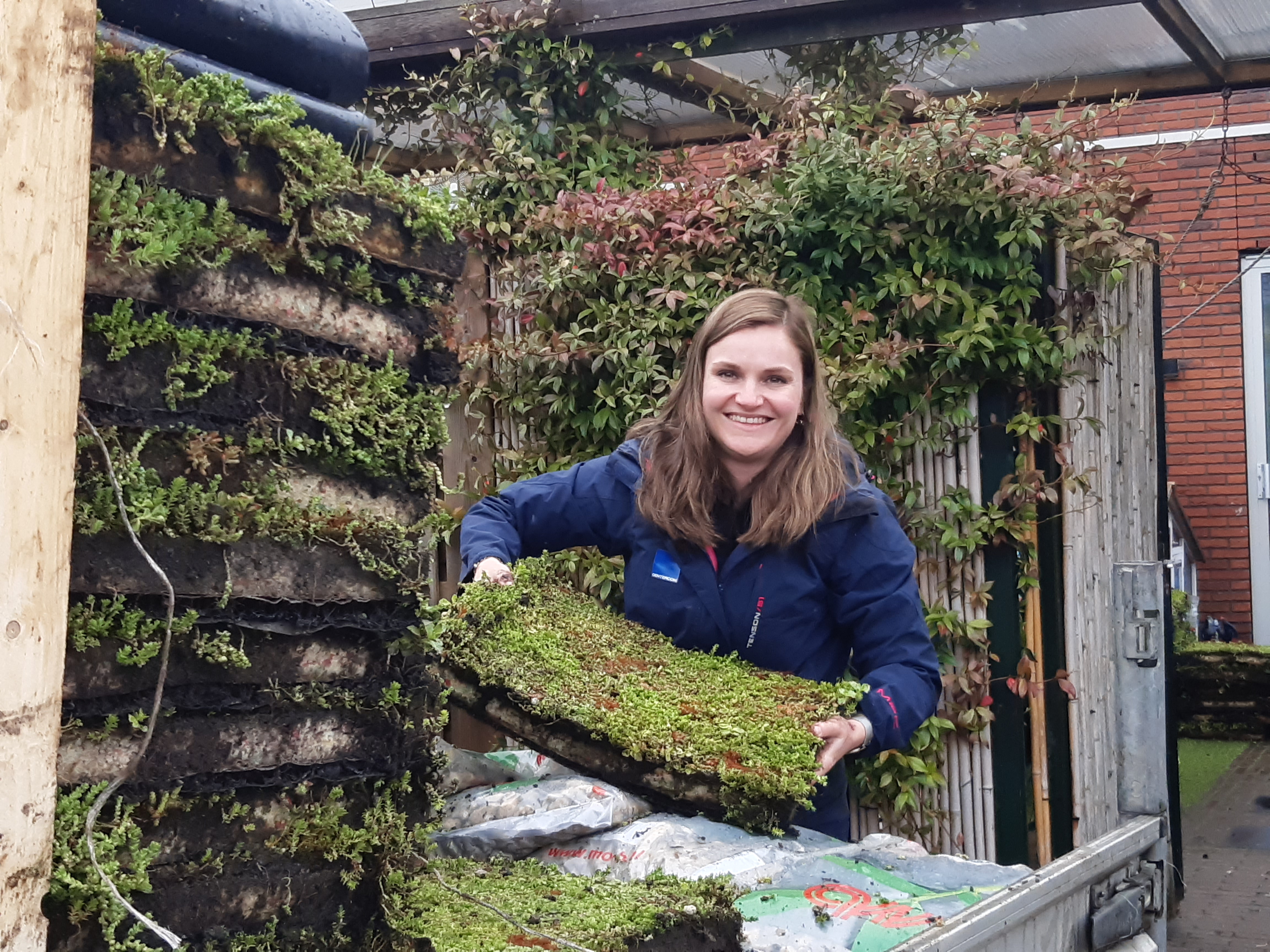 Shannon Hoeflaken tijdens levering sedum mei 2021 foto KNIJ