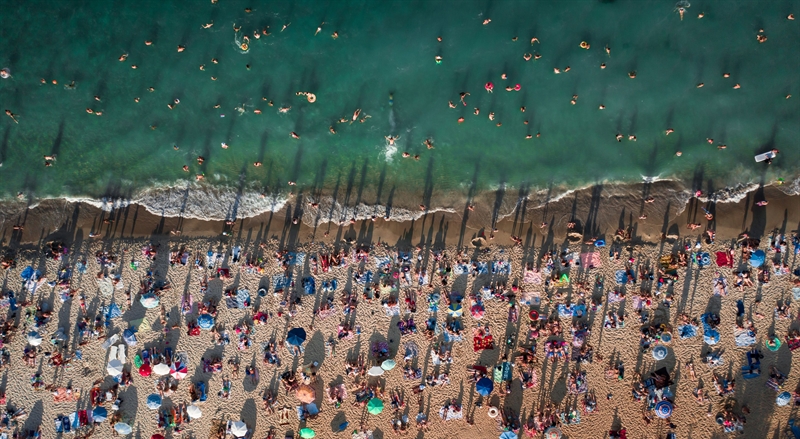 luchtfoto-van-een-menigte-mensen-op-het-strand selectie 2